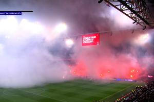 球迷為紀(jì)念逝者而兩度燃放煙花，阿賈克斯比賽中斷43分鐘后被取消