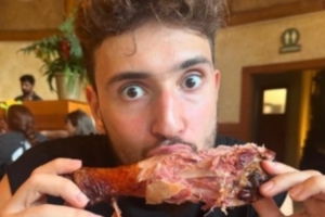 嘲諷拉滿??！火箭官方：感恩節(jié)雖然結(jié)束了 但我們?nèi)栽谙碛妹朗? >
                                        </div>
                                    </div>
                                    <div   id=