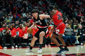 拓媒談楊瀚森尷尬之處：三分不穩(wěn)定 低位進(jìn)攻也沒到很強(qiáng)的程度