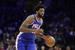 狀態(tài)還行！恩比德復(fù)出半場(chǎng)6中4拿到11分1板1助 罰球4中3