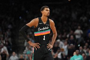 效仿歐洲足球！文班受傷期間加入他主導(dǎo)的球迷組織進行助威訓(xùn)練