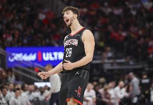 高難度！申京反擊面對(duì)兩人 墊步起飛折疊拉桿上籃2+1！