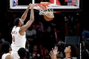 四分衛(wèi)長傳！米切爾后場籃板直接送前場 莫布里快下輕松雙手暴扣