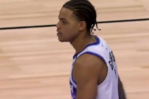 你在夢(mèng)游嘛？基昂特·喬治黃油手回場(chǎng)違例 個(gè)人第7個(gè)失誤！