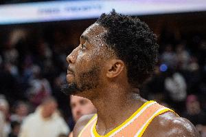 很失望？米切爾賽后罕見沒接受記者采訪 在旁邊玩手機(jī)&發(fā)呆