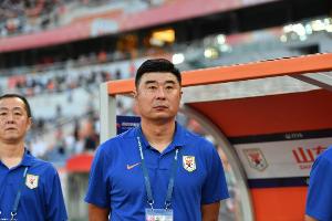 記者：韓鵬仍舊是泰山實際上的主帥，但名義上得找個“主帥”