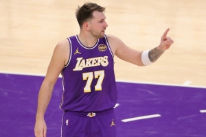 一人打一隊(duì)！東契奇首節(jié)得分+助攻得分共29分 鵜鶘全隊(duì)27分