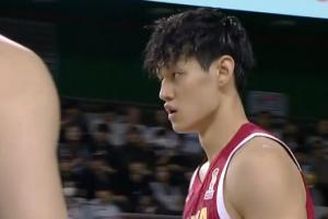 太緊了！曾凡博上籃被防下 隨后撿到球傳球又手滑丟出邊線