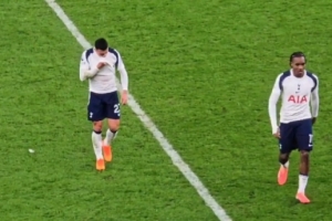 熱刺邊衛(wèi)波羅賽后對(duì)隊(duì)友發(fā)火且無(wú)視球迷，遭到抨擊：真惡心