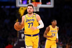 盧卡Magic！東契奇四分衛(wèi)長傳縱觀全場 助攻八村塁輕松快攻得分