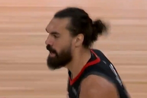 力拔山兮！杜蘭特反擊吊球 亞當斯接球轉身暴起隔扣菲利波夫斯基