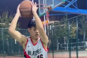 楊瀚森模仿者秀內(nèi)線腳步 這哥們有點(diǎn)東西&能摸筐