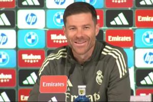 輕松一刻??皇馬發(fā)布會(huì)響起碰碰車音樂，緊繃的阿隆索終于笑了