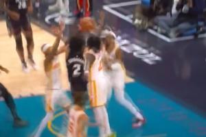 一人晃一隊(duì)！CC變向+轉(zhuǎn)身晃過(guò)2人直入禁區(qū)空中再躲3人拉桿鎖勝局