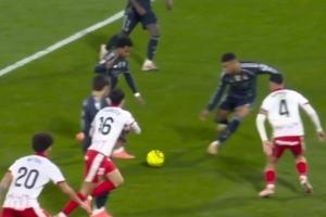 李哥蒙頭龍哥跪??羅德里戈調(diào)整步點(diǎn)準(zhǔn)備射門，姆總半路殺出打偏