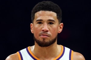 中途傷退！喬丹·奧特：布克是在首節(jié)突破海斯的防守時受的傷