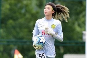 ??182大長腿女足門將上前攔截，遭齊達內(nèi)“馬賽回旋”戲耍