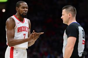 背靠背打累了？杜蘭特干拔三分+上籃+后仰中投 連續(xù)三連鐵！