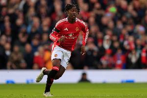 慢鏡頭：那不勒斯已經(jīng)開(kāi)始與梅努的經(jīng)紀(jì)人接觸，曼聯(lián)愿意外租