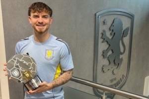 PFA向埃利奧特頒發(fā)特別貢獻獎，表彰球員U21歐洲杯出色表現(xiàn)