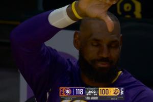 ??節(jié)目效果炸裂！狄龍背打布朗尼被逼走步 替補席詹姆斯比??