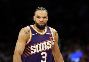 龍騰水濺！狄龍火力全開連續(xù)拿分 幫助太陽占據(jù)場(chǎng)上主動(dòng)