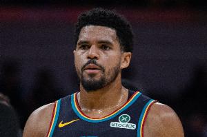 奮力反擊！康寧漢姆搶斷送長(zhǎng)傳 哈里斯歐洲步扣籃打停老鷹