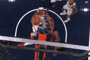 摧枯拉朽！米德爾頓背傳巴格利 后者暴起力壓特納雙手隔扣