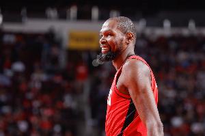 似曾相識！杜蘭特空位出手穩(wěn)穩(wěn)命中 但腳又踩到三分線算成兩分