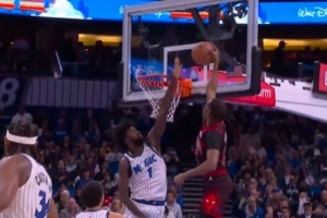 生猛！菲利普斯中路突擊 騰空暴起單臂隔扣艾薩克