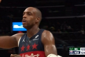 打得就是老東家！米德爾頓弧頂命中三分反超雄鹿