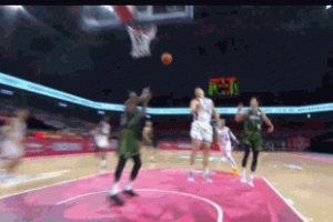 展現(xiàn)身體素質(zhì)！郭昊文助飛隊(duì)友空接 隨后個(gè)人連續(xù)暴扣追分