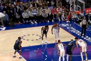 夾縫中生存！馬克西底線突破 左手反籃高難度2+1！