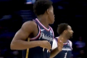 大膽投！探花秀埃奇庫(kù)姆加長(zhǎng)三分自信出手 空心命中！