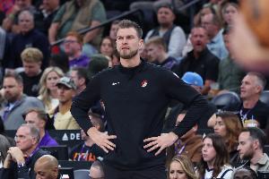 解說(shuō)：阿夫迪亞明顯累了 有個(gè)能拿球的中鋒 設(shè)計(jì)點(diǎn)戰(zhàn)術(shù)也是個(gè)思路