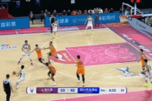 活力十足！崔曉龍飛身搶斷 洛夫頓拿球強(qiáng)攻打成2+1