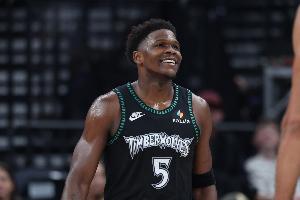 狼王發(fā)威！愛德華茲30中16砍賽季新高44分 三分13中6