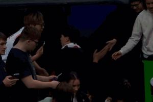 可惜沒(méi)有登場(chǎng)機(jī)會(huì)！楊瀚森離場(chǎng)時(shí)在球員通道和球迷握手擊掌