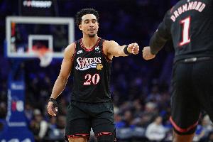 傳得漂亮！麥凱恩不看人擊地妙傳 賈巴里·沃克底線空切雙手暴扣