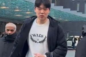 中國(guó)球迷多倫多街頭等到楊瀚森本人簽名！球迷:等了1個(gè)多小時(shí)了哥