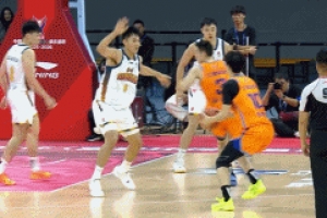 火力兇猛！李添榮和弗格先后打成3+1 幫助球隊(duì)擴(kuò)大優(yōu)勢