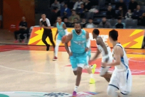 希望無(wú)礙！段昂君反擊被廣廈外援塔克沖撞倒地 緩了好一會(huì)兒才起