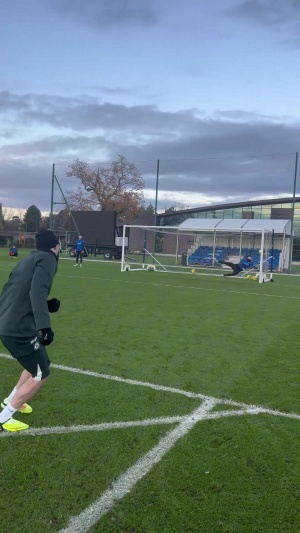 熱一熱腳感??帕爾默訓(xùn)練遠(yuǎn)射彈無虛發(fā)，朝埃斯特旺做鬼臉慶祝