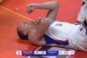 問題不大！桑普森強攻打到大衛(wèi)·詹姆斯脖子被吹技犯 主動致歉