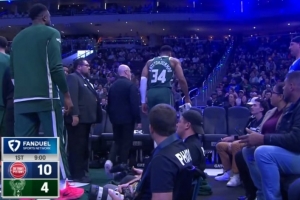 望無大礙！字母哥跑動中坐到地上 緩了一會起身走回更衣室