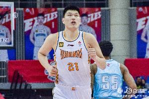 高效表現(xiàn)！劉傳興半場(chǎng)5中4拿到10分4籃板1搶斷