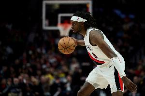 里突外投！格蘭特半場7中3拿到8分3板4助 三分4中2