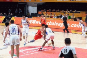 高難度！孫銘徽中路突擊 轉(zhuǎn)身對抗防守拉桿上籃打成2+1