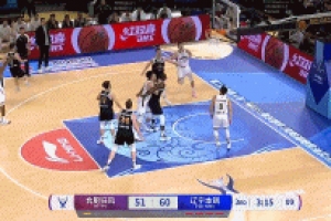 不冷靜！張陳治鋒拉拽馮嘉偉被吹違體犯規(guī) 后者兩罰全中