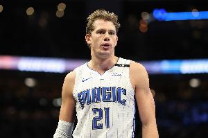 莫斯利：大瓦格納現(xiàn)在精神狀態(tài)很好 他總能為球隊(duì)帶來(lái)能量